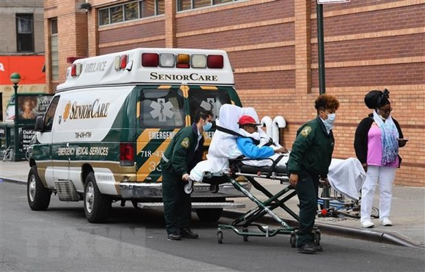 Nhân viên y tế chuyển bệnh nhân mắc COVID-19 từ xe cứu thương vào một bệnh viện ở New York, Mỹ ngày 2/4/2020. (Ảnh: AFP/TTXVN)