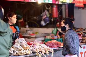 Người dân mua thực phẩm tại một chợ dân sinh Hà Nội. Ảnh: L.A/Báo Tin tức