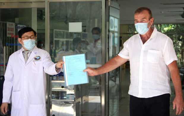 Dinh Dao, Director of the Quang Nam Central General Hospital, hands over the hospital discharge certificate for the 57th COVID-19 patient (Photo: VNA)