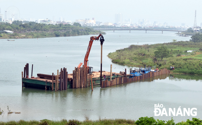 Công ty CP Cấp nước Đà Nẵng đã thi công 3 tuyến đập tạm ngăn mặn trên sông Cẩm Lệ, nhưng độ mặn tại cửa thu nước thô vào Nhà máy nước Cầu Đỏ vẫn còn cao hơn 1.000mg/l. Ảnh: HOÀNG HIỆP