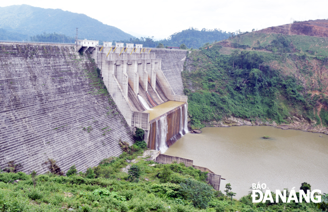 Thủy điện Đăk Mi 4 chuyển hơn 50% trữ lượng nước sông Vu Gia sang sông Thu Bồn để phát điện là nguyên nhân chính gây thiếu nước sinh hoạt, nhiễm mặn cho thành phố Đà Nẵng trong gần 10 năm qua. Ảnh: HOÀNG HIỆP