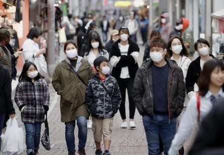 Người dân đeo khẩu trang để phòng tránh lây nhiễm COVID-19 tại Tokyo, Nhật Bản, ngày 5/4/2020. Ảnh: Kyodo/ TTXVN