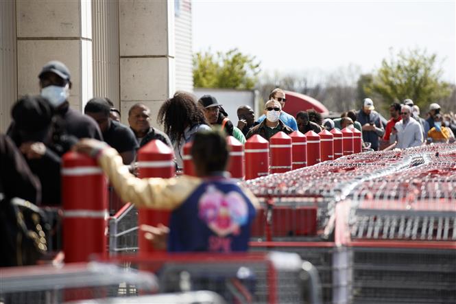 Người dân xếp hàng bên ngoài siêu thị ở Washington D.C, Mỹ ngày 3/4/2020 trong bối cảnh dịch COVID-19 lan rộng. Ảnh: THX/ TTXVN