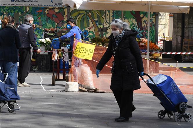 Người dân đeo khẩu trang để phòng tránh lây nhiễm COVID-19 tại Rome, Italy. Ảnh: THX/ TTXVN