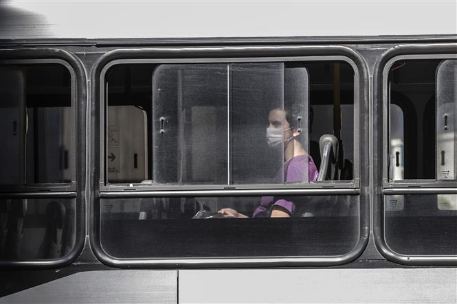 Người dân hạn chế đi phương tiện công cộng tại Brazil. Ảnh: AFP