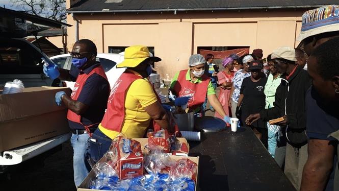 Lực lượng chức năng cung cấp bữa ăn miễn phí cho người vô gia cư tai thủ đô Pretoria. Ảnh: Phi Hùng - PV TTXVN tại Nam Phi