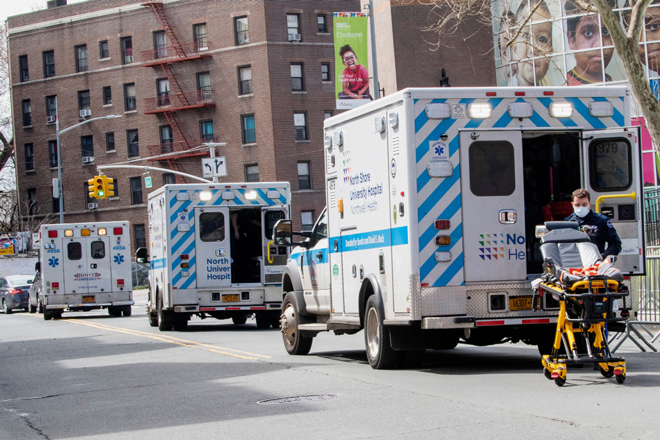 Xe cứu thương xếp hàng dài ở quận Queens, thành phố New York ngày 4-4. Ảnh: AP