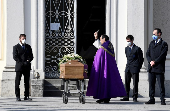 Lễ tang một bệnh nhân COVID-19 tại Seriate, Italy. Ảnh: Reuters
