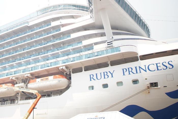 Du thuyền Ruby Princess đậu tại cảng Sydney khi một số hành khách mắc COVID-19. Ảnh: abc.net