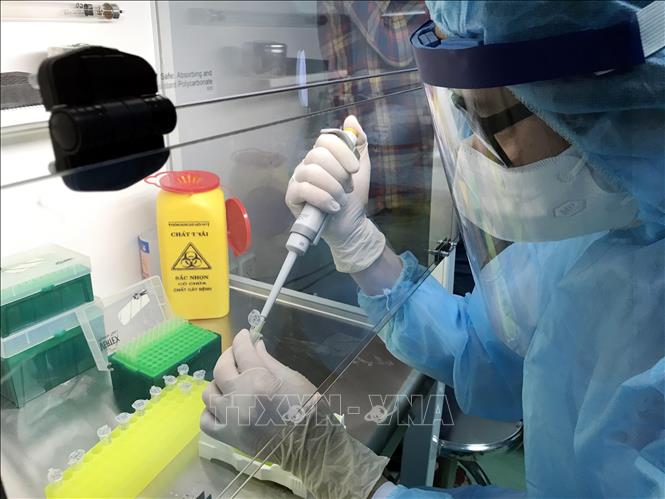 Bác sỹ Bệnh viện Ung bướu Nghệ An tiến hành xét nghiệm virus SARS–CoV-2 bằng kỹ thuật Realtime PCR. Ảnh minh họa: Tá Chuyên/TTXVN