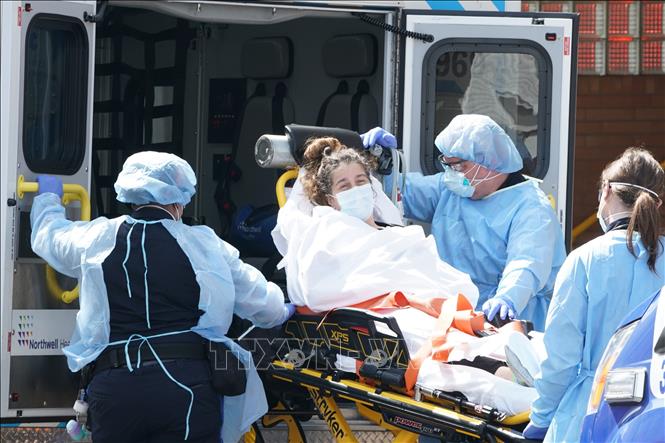 Chuyển bệnh nhân nhiễm COVID-19 tới bệnh viện Wyckoff ở Brooklyn, New York (Mỹ) ngày 5/4/2020. Ảnh: AFP/TTXVN