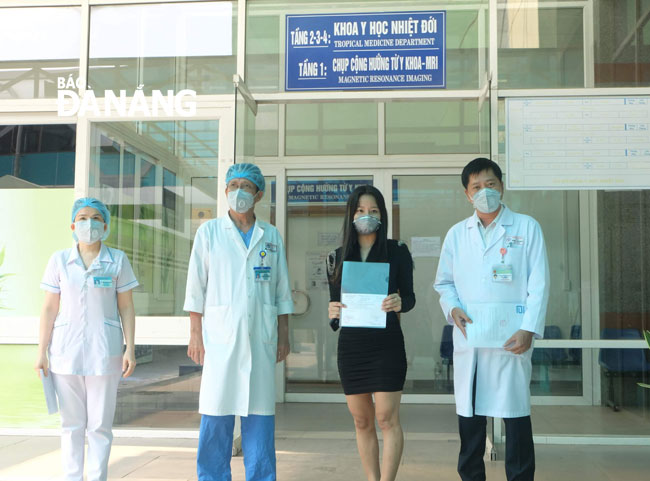 Bệnh viện Đà Nẵng trao giấy chứng nhận sức khỏe cho bệnh nhân. Ảnh: PHAN CHUNG