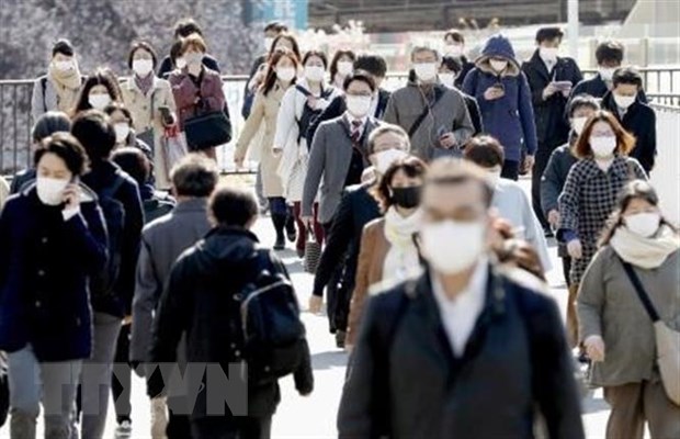 Người dân đeo khẩu trang phòng tránh lây nhiễm COVID-19 tại Tokyo, Nhật Bản ngày 6/4/2020. (Ảnh: Kyodo/TTXVN)