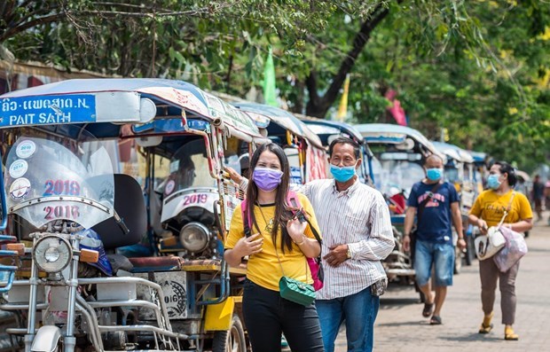 People in Vientiane, Laos, wear face masks (Source: Xinhua/VNA)