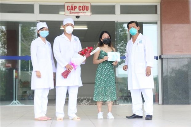 The 154th COVID-19 patient (second from right) poses for a photo with doctors of the Can Tho-based hospital (Photo: VNA)