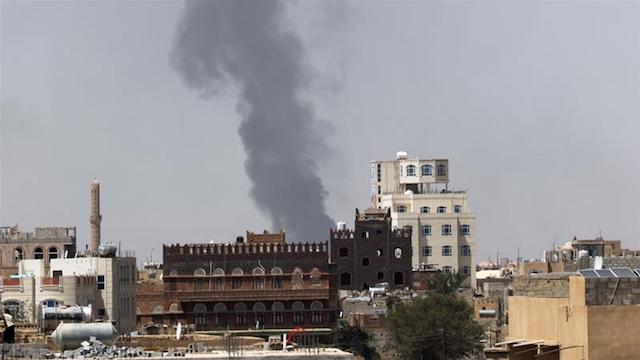 Liên minh Saudi Arabia - UAE thực hiện các cuộc không kích vào thủ đô Sanaa của Yemen. Ảnh: Reuters