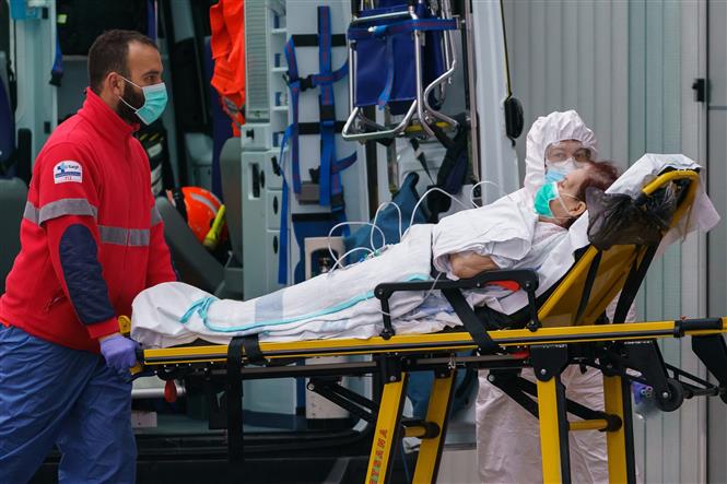 Nhân viên y tế chuyển bệnh nhân nhiễm Covid-19 tới bệnh viện ở Burgos, miền Bắc Tây Ban Nha ngày 2-4-2020. Ảnh: AFP/TTXVN
