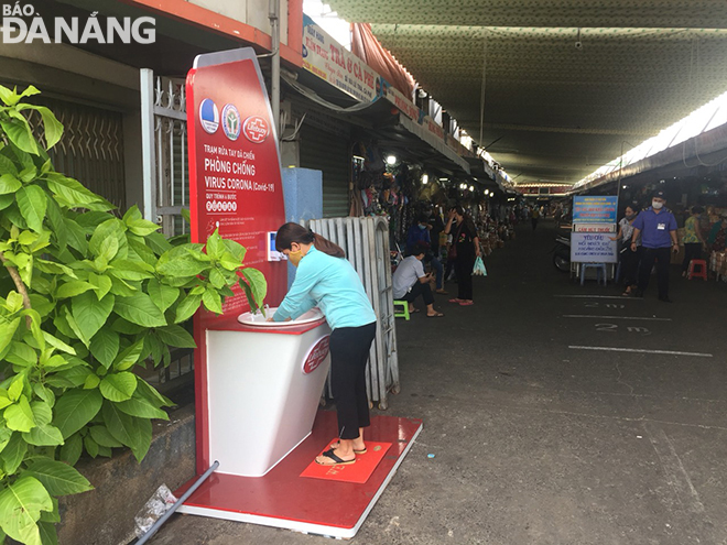 In addition to two automatic hand sanitiser dispensers, a portable hand washing sink has been placed at the Con Market to encourage market stallholders and shoppers here to clean their hands.