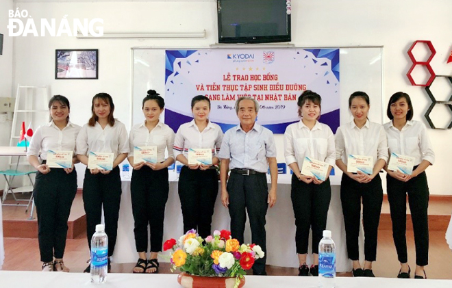 The Kyodai Company in Japan giving scholarships to Vietnamese trainees who have completed an intensive nursing internship course