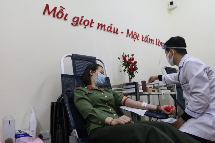 Chị Phạm Thị Nguyệt Hồng tham gia hiến máu tại Trung tâm y tế quận Đống Đa.