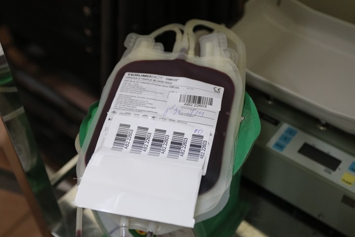 Nững bịch máu hiến tặng được bảo quản cẩn thận để chuyển về kho.