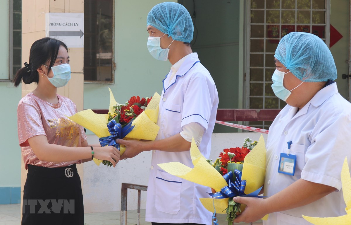 Bệnh nhân tại tỉnh Bến Tre cảm ơn các bác sỹ đã chữa cho khỏi bệnh. Ảnh: Huỳnh Phúc Hậu/TTXVN_