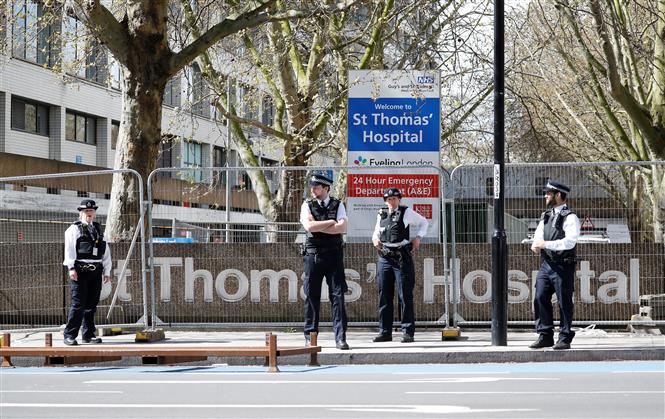 Cảnh sát Anh gác bên ngoài bệnh viện St Thomas ở London, nơi Thủ tướng Boris Johnson đang được điều trị do nhiễm Covid-19. Ảnh: AFP-TTXVN