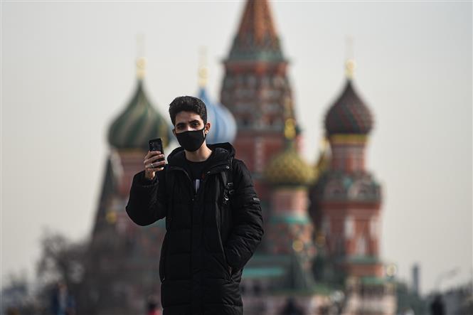Người dân đeo khẩu trang phòng tránh lây nhiễm Covid-19 tại Moskva, Nga. Ảnh: THX- TTXVN