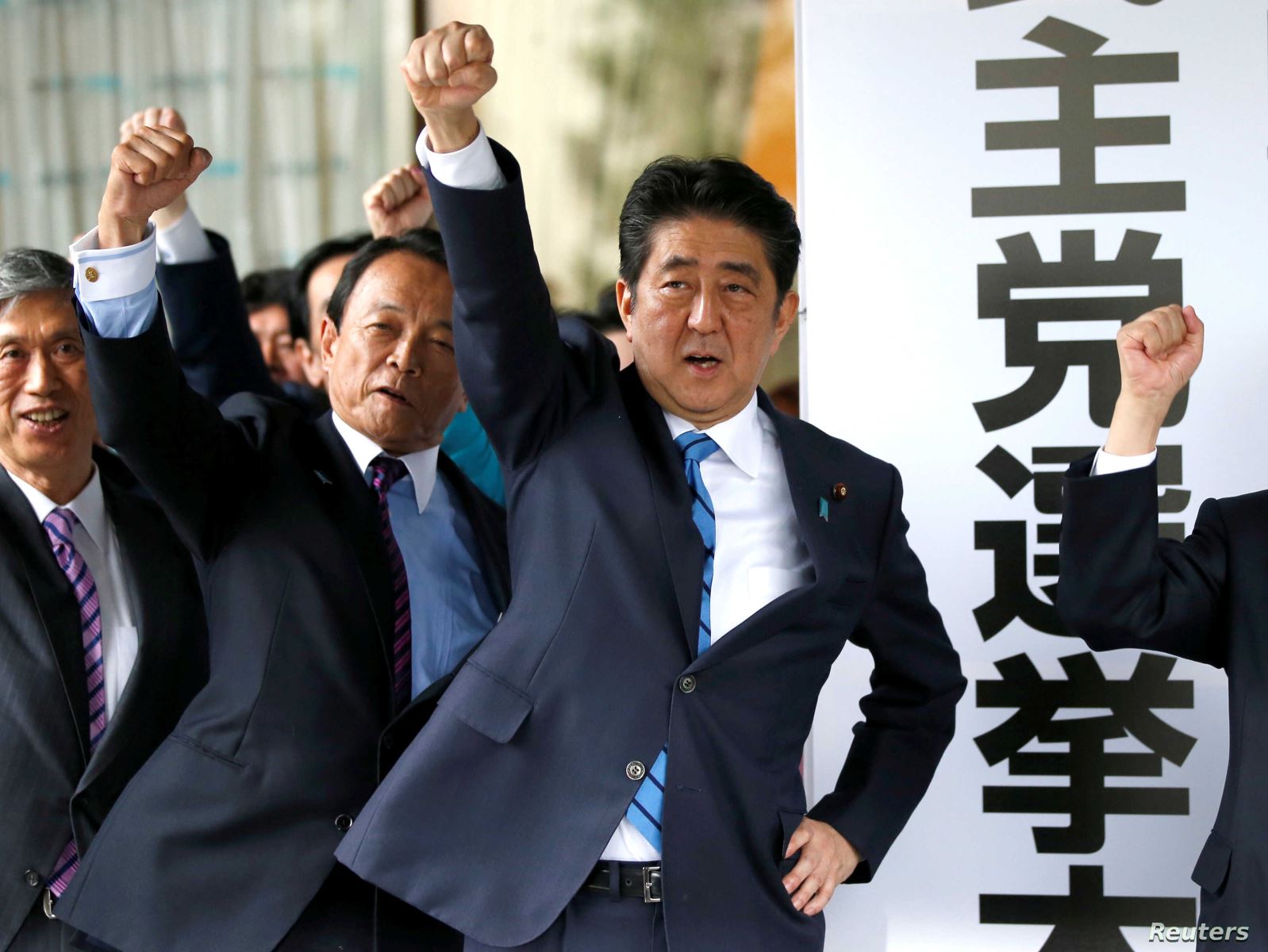 Thủ tướng Nhật Bản Shinzo Abe (trước) ban bố tình trạng khẩn cấp vì dịch Covid-19. Ảnh: Voice of America