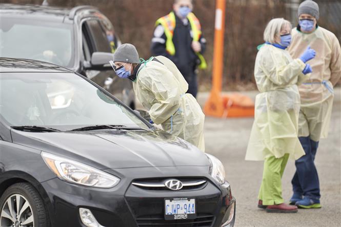 Nhân viên y tế làm việc tại một trạm xét nghiệm Covid-19 tại Ontario, Canada. Ảnh: AFP-TTXVN