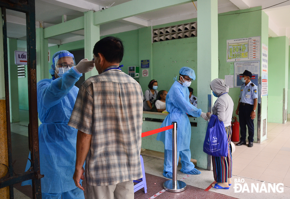Tại Bệnh viện Đà Nẵng, việc thăm, khám được thực hiện nghiêm túc. Mỗi người nhà khi vào đều được cấp phát 1 thẻ thăm nuôi. Ảnh: XUÂN SƠN