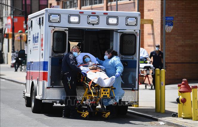 Nhân viên y tế chuyển nạn nhân nhiễm Covid-19 tới bệnh viện ở Brooklyn, New York, Mỹ, ngày 7-4. Ảnh: AFP/TTXVN