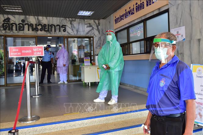 Đo thân nhiệt phòng lây nhiễm COVID-19 tại bệnh viện ở Narathiwat, Thái Lan, ngày 8/4. Ảnh: AFP/TTXVN