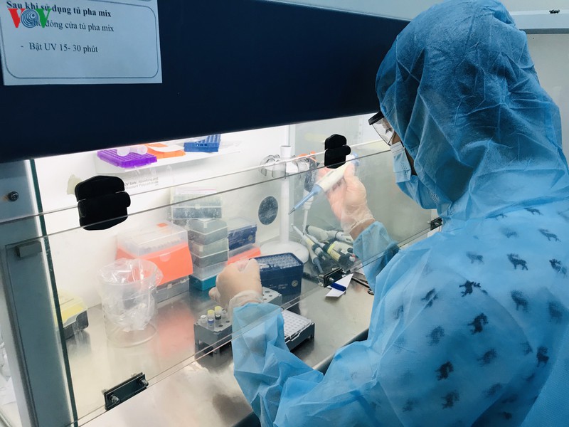 Tập trung cao độ trong phòng thí nghiệm bất hoạt virus Corona - Viện Pasteur TPHCM.