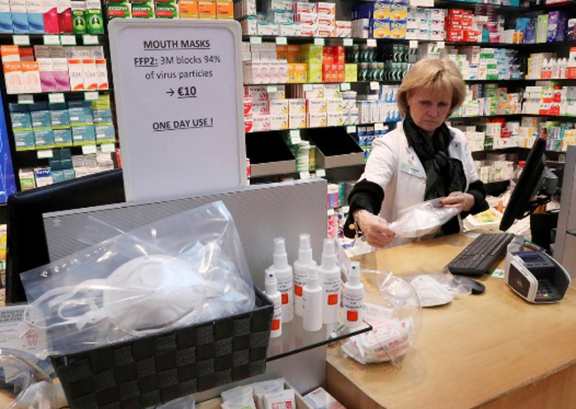 Khẩu trang và dung dịch sát khuẩn tại hiệu thuốc ở Bỉ. Ảnh: Reuters 