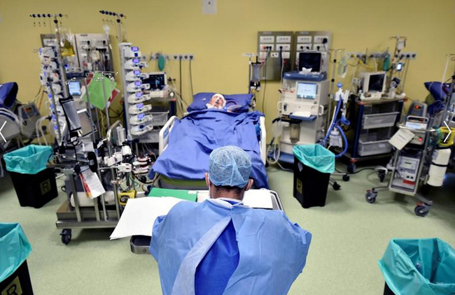 Một bệnh nhân COVID-19 tại phòng chăm sóc đặc biệt ở bệnh viện tại Milan, Italy. Ảnh: Reuters