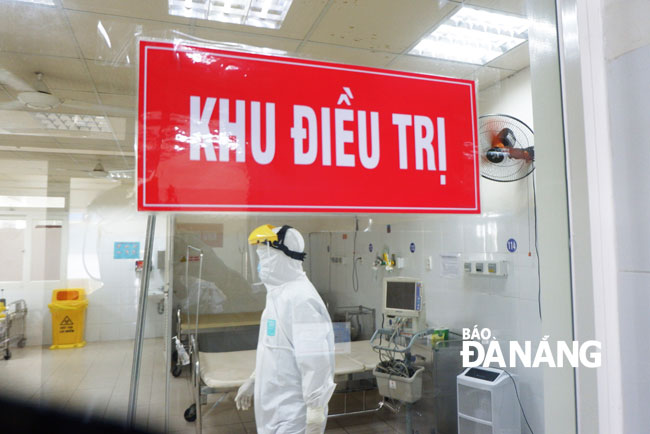 Sau khi ghi nhận bệnh nhân nhiễm SARS-CoV-2, UBND thành phố chi hàng chục tỷ đồng để Bệnh viện Đà Nẵng mua sắm trang thiết bị phục vụ điều trị. Ảnh: PHAN CHUNG