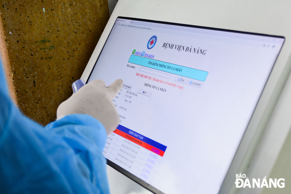 Screens for searching and storing medical declaration information are already installed at the entrance gates to the Da Nang General Hospital and the Cardiovascular Centre.