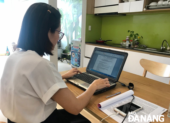 Cán bộ công chức Phòng Giáo dục và đào tạo quận Hải Châu đang làm việc trực tuyến tại nhà.  Ảnh: TRỌNG HUY