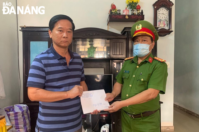 Đại tá Võ Văn Lanh trao tặng 15 triệu đồng hỗ trợ gia đình Thượng sĩ Võ Văn Toàn. Ảnh: NGỌC PHÚ
