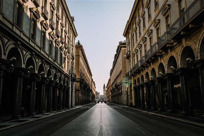 Một dãy phố hoàn toàn không có người đi lại ở Turin, Italy khi lệnh phong tỏa toàn quốc được thực thi nhằm ngăn dịch Covid-19. Ảnh: THX/TTXVN