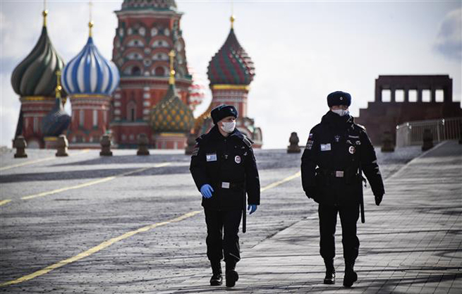 Cảnh sát gác trên Quảng trường Đỏ ở thủ đô Moskva, Nga, ngày 6-4-2020. Ảnh: AFP/TTXVN