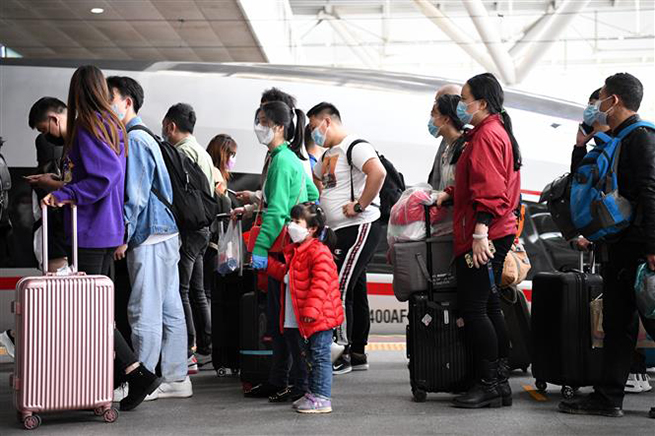 Hành khách tới ga tàu hỏa ở Thâm Quyến, tỉnh Quảng Đông, Trung Quốc ngày 8-4-2020, sau khi rời thành phố Vũ Hán, tỉnh Hồ Bắc do lệnh phong tỏa được dỡ bỏ. Ảnh: THX/ TTXVN