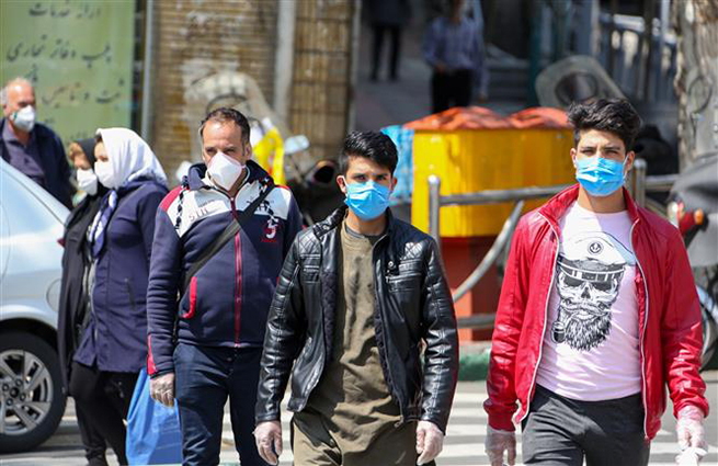 Người dân đeo khẩu trang phòng dịch Covid-19 tại Tehran, Iran. Ảnh: AFP/TTXVN
