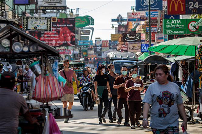 Khách du lịch tại phố mua sắm Khao San, Bangkok, Thái Lan ngày 6-3-2020. Ảnh: AFP/TTXVN