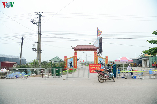 Hà Nội đã có quyết định chính thức thời gian cách ly y tế tại thôn Hạ Lôi là 28 ngày, từ ngày 8-4 đến 6-5. Việc người dân ra vào thôn Hạ Lôi lúc này luôn được kiểm soát chặt chẽ, ghi lại thông tin đầy đủ.