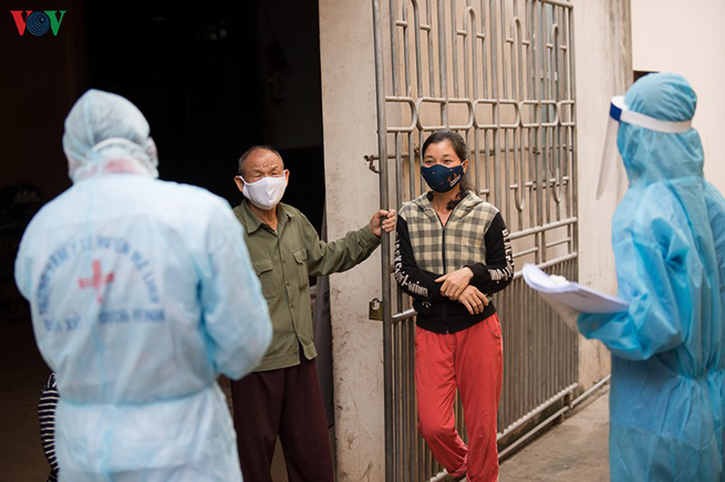Trong những ngày này, lực lượng y tế đang đi tới từng hộ dân trong thôn Hạ Lôi để lấy thông tin cần thiết.