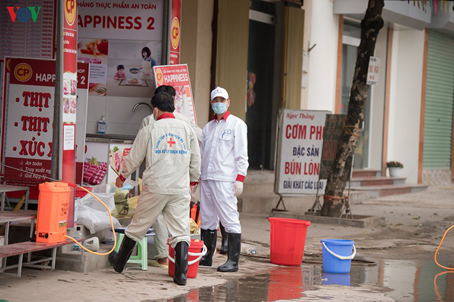 Đội xử lý dịch bệnh trung tâm y tế huyện Mê Linh đang triển khai công tác phun khử khuẩn trong thôn Hạ Lôi.