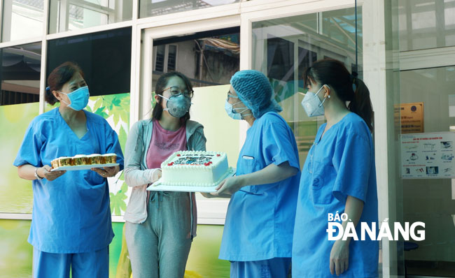Bệnh nhân M. xúc động tặng bánh nhân viên y tế với dòng chữ 