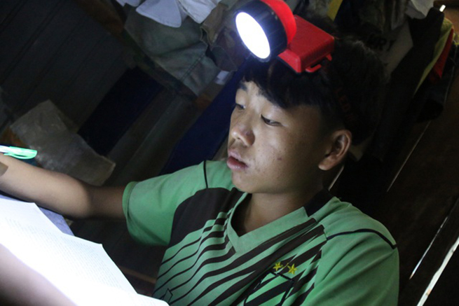 Học sinh đội đèn pin khi học bài ở nhà